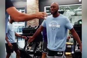 科莫vs都灵直播今日免费_科莫vs都灵在线观看完整免费高清_科莫vs都灵在线高清免费这队内氛围怎么样？爵士队健身房里练力量 马卡&奥科吉出镜